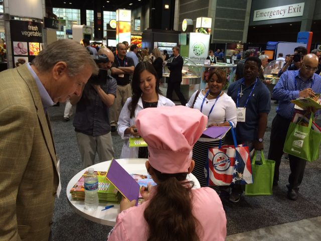 Kid Chef Eliana signing books at United Fresh 2014 for IFCO